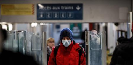 Imagen de archivo de un ciudadano con mascarilla en la estación de tren de Argenteuil (Francia) durante la pandemia.