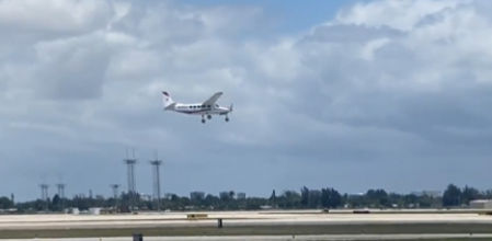 Un momento del aterrizaje del avión