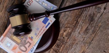 Mazo de juez sobre billetes de euro