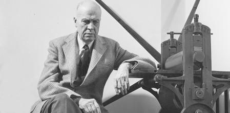 El pintor estadounidense Edward Hopper junto a una imprenta en su estudio en Greenwich Village, Nueva York, c. 1955.