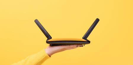Una persona sostiene un router