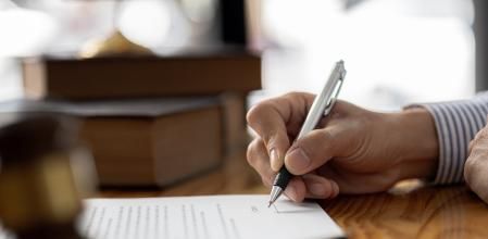 Juez firmando papeles