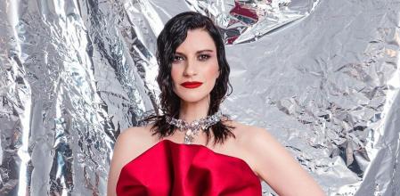 Laura Pausini con el vestido rojo de Alberta Ferretti