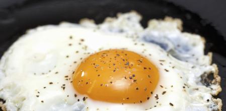 Huevo frito con puntilla