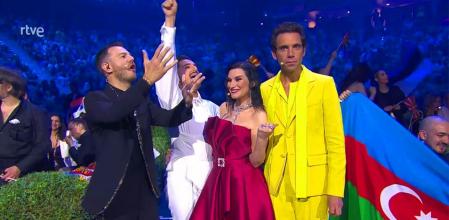 El cantante de Israel ha sido descalificado por besar a los presentadores del concurso