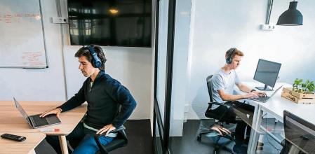 foto XAVIER CERVERA 15/10/2021 chicos q podrian padecer 'burn out' es decir, estress, cansancio, hostigamiento...estar quemado por su trabajo... pero hay empresas, start-up como Belvo (en Poblenou, Barcelona) q a traves d app Oliva (psicologia) lo evitan ; representacion (en su puesto laboral) en un viviero d empresas y start-ups en la ciudad d barcelona, comunicandose via online con Oliva, para comentar problemas, escuchar,... DINERO el tema d'aquesta setmana va sobre la salut mental a l'empresa. Com afecta l'estrès, l'ansietat i la depressió als treballadors, directius i emprenedors (aquests últims tenen molta pressió). La pandèmia ha incrementat els casos. El tema és un tabú i ha sigut el gran oblidat per tothom. Ara comencen a sorgir les primeres iniciatives i associacions per compartir experiències i prevenir casos