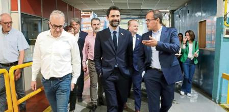 El conseller Torrent durant la visita a les instal·lacions de Dayco