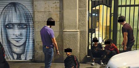 FOTO ALEX GARCIA PATRULLA CON UNA UNIDAD FURA DE LOS MOSSOS D'ESQUADRA QUE SE OCUPAN DE LA SEGURIDAD CIUDADANA EN CIUTAT VELLA. EN LA FOTO LOS AGENTES COGEN IN FRAGANTI Y DETIENEN A TRES MENORES QUE HAN INTENTADO ROBAR TRAS UNA MANIOBRA DE DISTRACCION A LA PAREJA DE TURISTAS APOSTADA EN LA PUERTA DE UN RESTAURANTE DEL CARRER AMPLE 2018/09/14