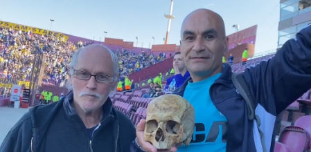 El aficionado de Racing junto a la calavera de su abuelo Valentín