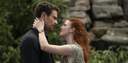 Theo James y Rose Leslie, responsables de encontrar la química entre bucles temporales.