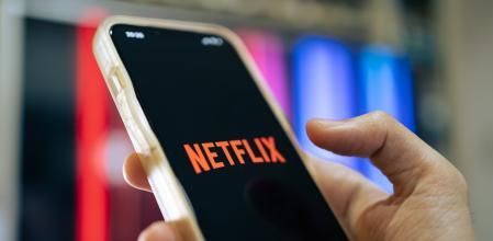 Una persona entra en Netflix en el móvil