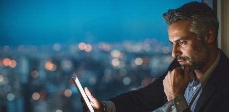 Un hombre mirando el móvil por la noche