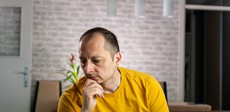 Hombre con signos de calvicie