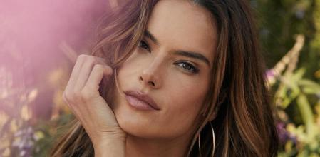 La modelo Alessandra Ambrosio con su melena hidratada