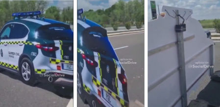 Silueta de cartón de un coche de la Guardia Civil confeccionada a escala real