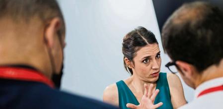 La ministra de Igualdad, Irene Montero, conversa con los periodistas tras una comparecencia posterior a una reunión del Consejo de Ministros, a 17 de mayo de 2022, en Madrid (España). Durante la intervención han informado que el Gobierno ha aprobado el anteproyecto de ley del aborto a pesar de que continúa negociando algunos de los puntos en los que los diferentes ministerios no se ponen de acuerdo. La norma permite el aborto a menores de 16 y 17 años sin permiso paterno e incluye la baja laboral por regla dolorosa. Asimismo, han informado de la aprobación del proyecto de Ley de Pesca Sostenible e Investigación Pesquera. 17 MAYO 2022;CONSEJO;ABORTO;LEY;MADRID Alejandro Martínez Vélez / Europa Press 17/05/2022