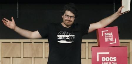 GRAFCAT7703. BARCEONA, 17/05/2022.- El director canadiense Daniel Roher posa durante la presentación este martes en Barcelona de su documental inédito sobre el opositor ruso Aleksei Navalny, que en 2020 fue envenenado en Siberia y que abrirá mañana el festival Docs Barcelona. EFE/Andreu Dalmau