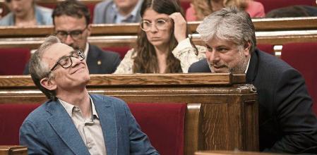 -FOTODELDÍA- GRAF2277. BARCELONA, 12/05/2022.- El presidente del grupo parlamentario de ERC, Josep Maria Jové (i), y el presidente del grupo parlamentario de JxCat, Albert Batet (d), durante la tercera jornada de la sesión plenaria de esta semana en que el Parlament, vota este jueves dos mociones relacionadas con el espionaje político a independentistas, después de que la Generalitat haya advertido de que no da por cerrado el caso pese a la destitución de la directora del CNI, Paz Esteban. EFE/Toni Albir