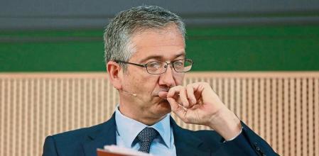 El gobernador del Banco de España, Pablo Hernández de Cos, participa en la primera jornada del encuentro de Banca del IESE (Instituto de Estudios Superiores de la Empresa) y EY, en IESE Madrid, a 10 de mayo de 2022, en Madrid (España). El IESE CIF organiza este 17 Encuentro del Sector Bancario, en colaboración con EY, para reflexionar sobre la situación y perspectivas de la industria bancaria, que se encuentra inmersa en una profunda transformación estratégica y de su modelo de negocio. 10 MAYO 2022;ECONOMIA;IESE;COMERCIO;EY;INTERNACIONAL;JORNADA;BANCO DE ESPAÑA Cézaro De Luca / Europa Press 10/05/2022