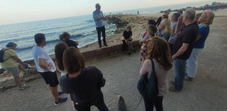 Un grupo de vecinos asiste a una de las visitas guiadas a los desperfectos sin arreglar, algunos de ellos causados por la tormenta Gloria hace más de dos años.