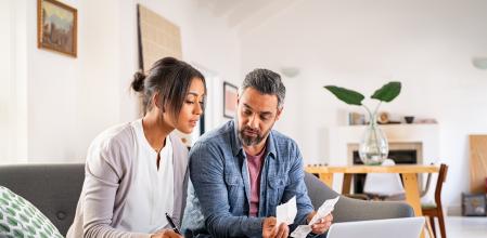 Pareja revisando las cuentas del hogar