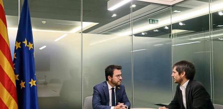 El president de la Generalitat, Pere Aragonès, en una reunió amb l'eurodiputat dels comuns Ernest Urtasun al Parlament Europeu