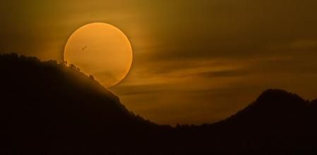 Amanecer con cielo de calima en Manlleu.