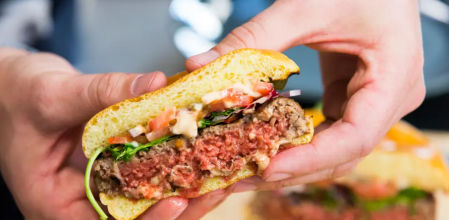 Sangrado de una hamburguesa vegetal de Impossible Foods