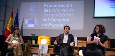 (I-D) La economista, Bibiana Medialdea; el ministro de Consumo, Alberto Garzón y la co-autora del informe, Esther Sanyé-Mengual participan en la presentación del informe ‘Sostenibilidad del Consumo en España’, en el espacio Impact Hub Gobernador, a 20 de mayo de 2022, en Madrid (España). Durante la presentación del informe, el ministro ha defendido la dieta mediterránea como “una de las mejores herramientas” para combatir el cambio climático. Gracias a este informe, elaborado por el Centro Común de Investigación (JRC) de la Comisión Europea y el Ministerio de Consumo, España se convierte en el primer país en la Unión Europea que analiza su huella de consumo.#{emoji}13; 20 MAYO 2022;MINISTERIO DE CONSUMO;SOSTENIBILIDAD;INFORME#{emoji}13; Isabel Infantes / Europa Press#{emoji}13; 20/05/2022