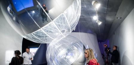 foto XAVIER CERVERA 24/10/2017 «Después del fin del mundo» es una exposición sobre el planeta de 2017, transformado irreversiblemente en el planeta Antropoceno tras dos siglos de intervención del hombre en los sistemas naturales. Pero también es una exposición sobre cómo llegaremos al mundo de la segunda mitad del siglo XXI, y sobre la responsabilidad de nuestra sociedad para con las generaciones que nacerán y crecerán en él.
Esta civilización se ha acabado. Y todo el mundo lo sabe.
McKenzie Wark
El marxismo puede incluir a los no-humanos – debe incluir a los no-humanos
Timothy Morton
En las próximas décadas la humanidad se enfrenta a uno de los retos más complejos de su historia. En la segunda mitad del siglo XXI tendremos que dejar de emitir C02 a la atmósfera, para siempre. «Después del fin del mundo» es un ensayo espacial sobre el presente y el futuro de la crisis climática: un viaje a los paisajes del planeta Antropoceno y una conversación con los humanos y no-humanos del 2100.
Artistas, filósofos, montañas de arena, novelistas, animales marinos, dramaturgos, plantas, arquitectos, objetos, diseñadores especulativos, ríos contaminados, satélites, científicos… trabajan juntos para imaginar escenas, contar historias y construir estrategias para sobrevivir en el mundo que viene. El resultado es una experiencia hipnótica, de extrañamiento, que habla del trauma ante la magnitud de la crisis y la pérdida del mundo tal y como lo conocíamos, pero también de la oportunidad de cambio y la urgencia de un pacto entre generaciones.