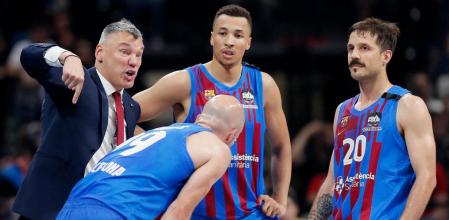Barcelona's head coach Sarunas Jasikevicius (L) talks to his players during the EuroLeague Final Four Semi-final match between FC Barcelona and Real Madrid at the Stark Arena in Belgrade on May 19, 2022. (Photo by Pedja Milosavljevic / AFP)