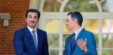 -FOTODELDIA- GRAF5461. MADRID, 18/05/2022.- El presidente del Gobierno, Pedro Sánchez (d) recibe al emir de Qatar, Tamim bin Hamad Al Thani (i) antes de su encuentro en el Palacio de La Moncloa este miércoles. EFE/ Javier Lizón