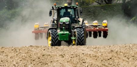 Tractor con efecto espejismo.