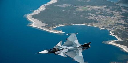 Gotland (Sweden), 11/05/2022.- Sweden's jet fighter Jas 39 Gripen E flying over the island Gotland in the baltic sea, Sweden, 11 May 2022 (Issued on 16 May 2022). Sweden's government has decided to apply for a NATO membership. The leaders of Sweden and Finland have confirmed they will apply for NATO membership as a result of Russia's invasion of Ukraine. The move would bring the expansion of the Western military alliance to 32 member countries. (Finlandia, Rusia, Suecia, Ucrania) EFE/EPA/HENRIK MONTGOMERY SWEDEN OUT