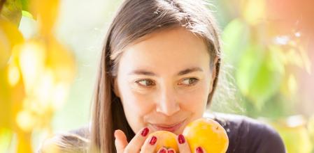 Mujer oliendo fruta