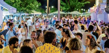 -FOTODELDÍA-GRAF2314. IBIZA, 16/08/2020.- Ambiente de la pasada noche en un local nocturno del Puerto de Ibiza y el barrio de La Marina. Todas las comunidades, a excepción de La Rioja, harán efectivo a lo largo de la próxima semana el cierre del ocio nocturno, una de las once nuevas medidas acordadas por unanimidad este viernes entre el Gobierno y las autonomías para hacer frente a los brotes de coronavirus. Las rubricaron en bloque y ahora solo falta que cada comunidad redacte las disposiciones correspondientes para que se lleven a la práctica, aunque en el caso de La Rioja este paquete de medidas se encuentra en vigor desde este mismo sábado, fecha en el que han sido publicadas en su Boletín Oficial. EFE/Sergio G. Cañizares
