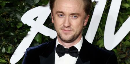 Tom Felton en la alfombra roja de los Fashion Awards 2021