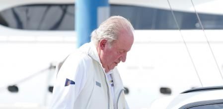 El Rey emérito Juan Carlos durante la entrega de premios en la clausura de la 3ª Regata del IV Circuito Copa de España 2022 de la clase 6 Metros a 22 de mayo de 2022, en Sanxenxo, Pontevedra, Galicia (España). El Rey emérito ha participado durante el fin de semana en el trofeo InterRías, su embarcación 'Bribón' ha quedado en cuarto lugar, esta prueba es preparatoria para el Campeonato del Mundo. Según un comunicado de la Casa Real, mañana, lunes 23 de mayo, el Rey emérito mantendrá en Madrid una reunión con el Rey Felipe VI y los demás miembros de su familia en el Palacio de la Zarzuela. Este es el primer viaje a España del Rey emérito desde que se instaló en agosto de 2020 en Emiratos Árabes Unidos.
22 MAYO 2022;BARCO;MAR;NAVEGAR;GORRA ROJA;VELA;VELERO
Álvaro Ballesteros / Europa Press
22/05/2022