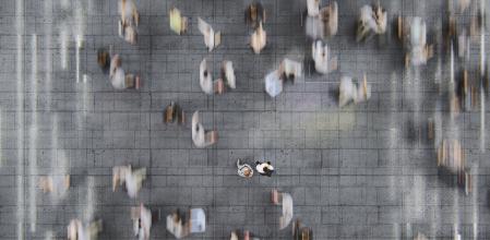 Personas en movimiento en la ciudad