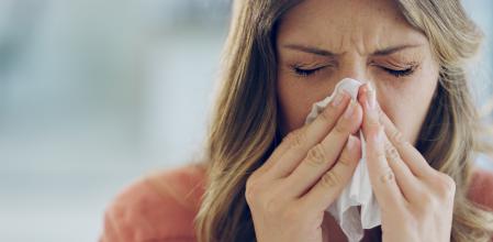 Mujer que sufre de rinitis