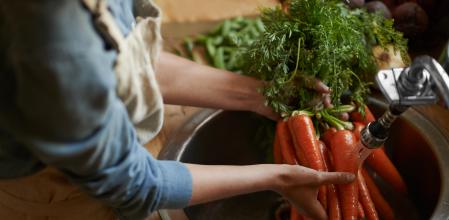 Mujer limpiando zanahorias