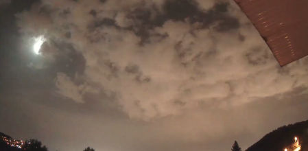 Superbólido SPMN230522 explotando sobre Cataluña esta madrugada a las 2h42m hora local. Vídeo captado desde Corbera de Llobregat, Barcelona