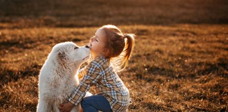 Niña con un cachorro en la calle