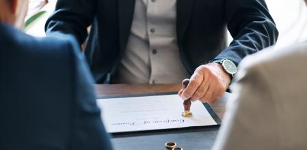 Pareja divorciándose frente a abogado