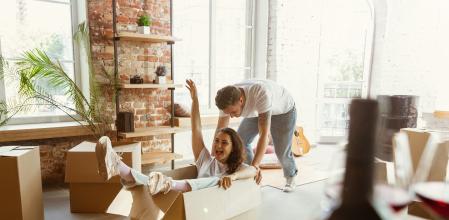 una pareja se muda de piso