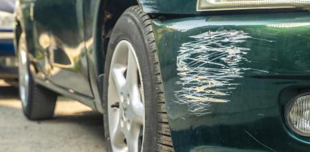 Rayadura arañazo en frontal coche