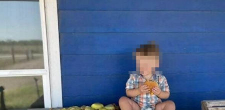 El pequeño junto a su pedido