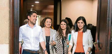 David Cid (ECP), Alícia Romero (PSC), Mònica Sales (JxCat) i Marta Vilalta (ERC) sortint amb un acord pel català després de la darrera reunió
