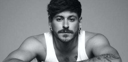 El cantante gallego recala el viernes 27 en la sala 2 de Razzmatazz con su gira Sempiterno Tour.