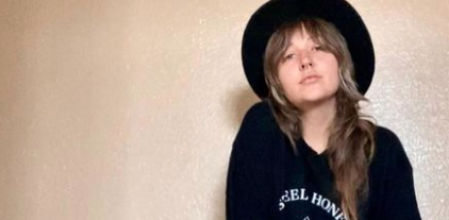 La extravagante técnica de esta tatuadora que mezcla la tinta con las cenizas de seres queridos